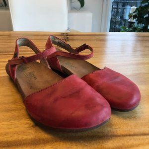 El Naturalista Red Sandals